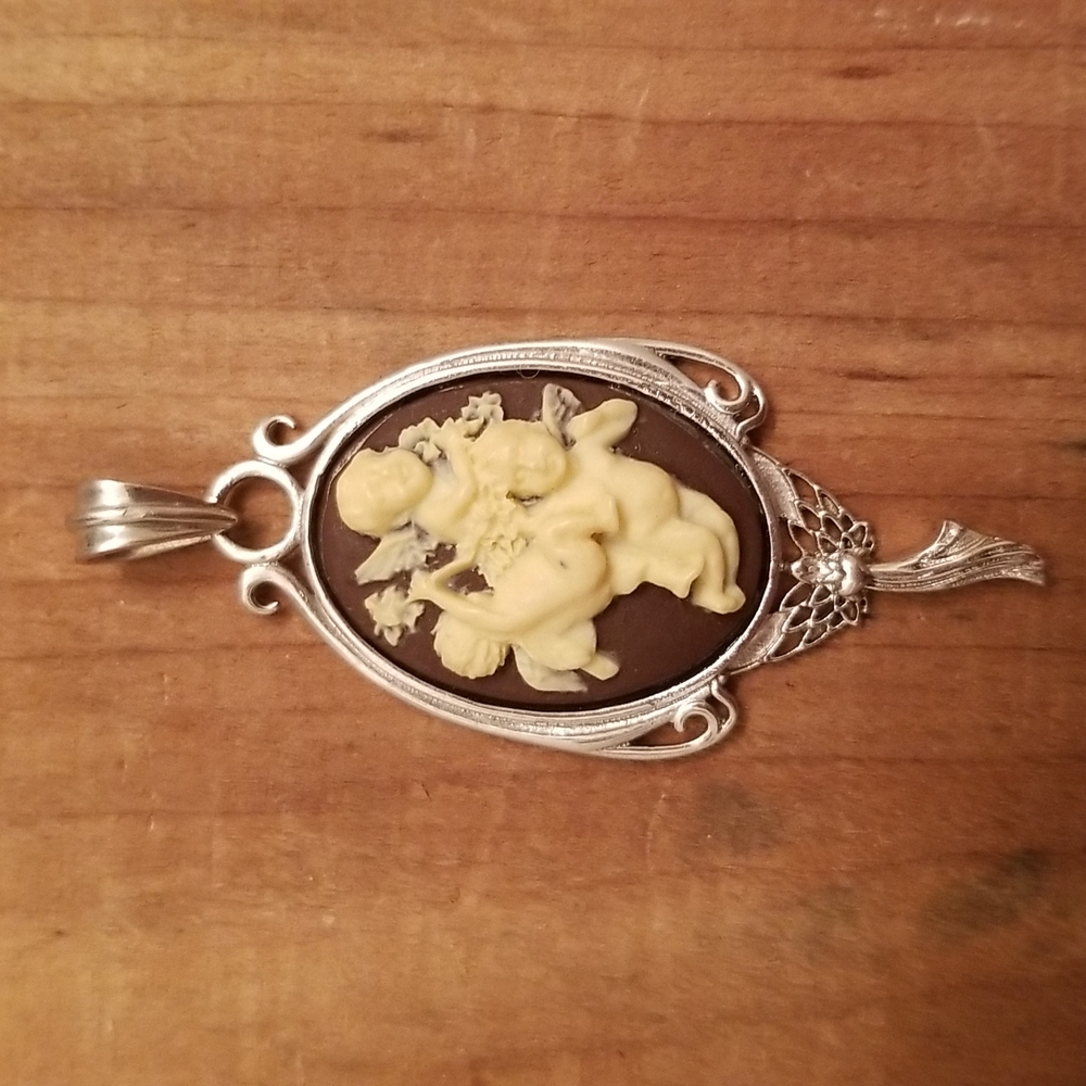 Three Cherubs Cameo Pendant in 925 Sterling Silver